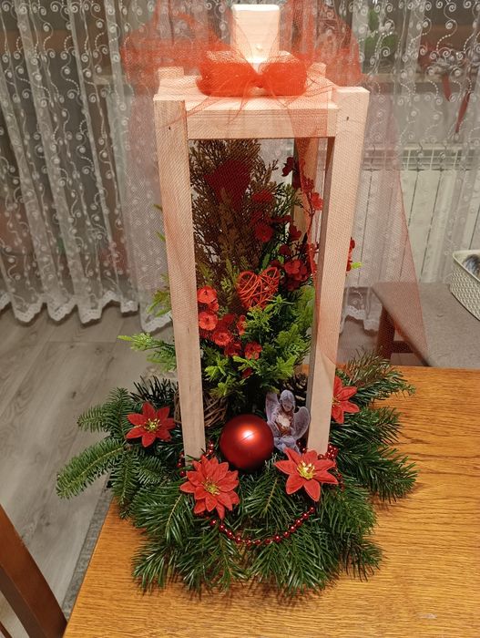 Świąteczna kompozycja  na cmentarz w lampionie z cyprysami i aniołkiem