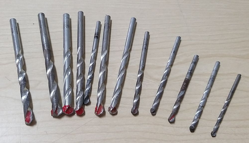 Brocas de pedra, madeira e metal.