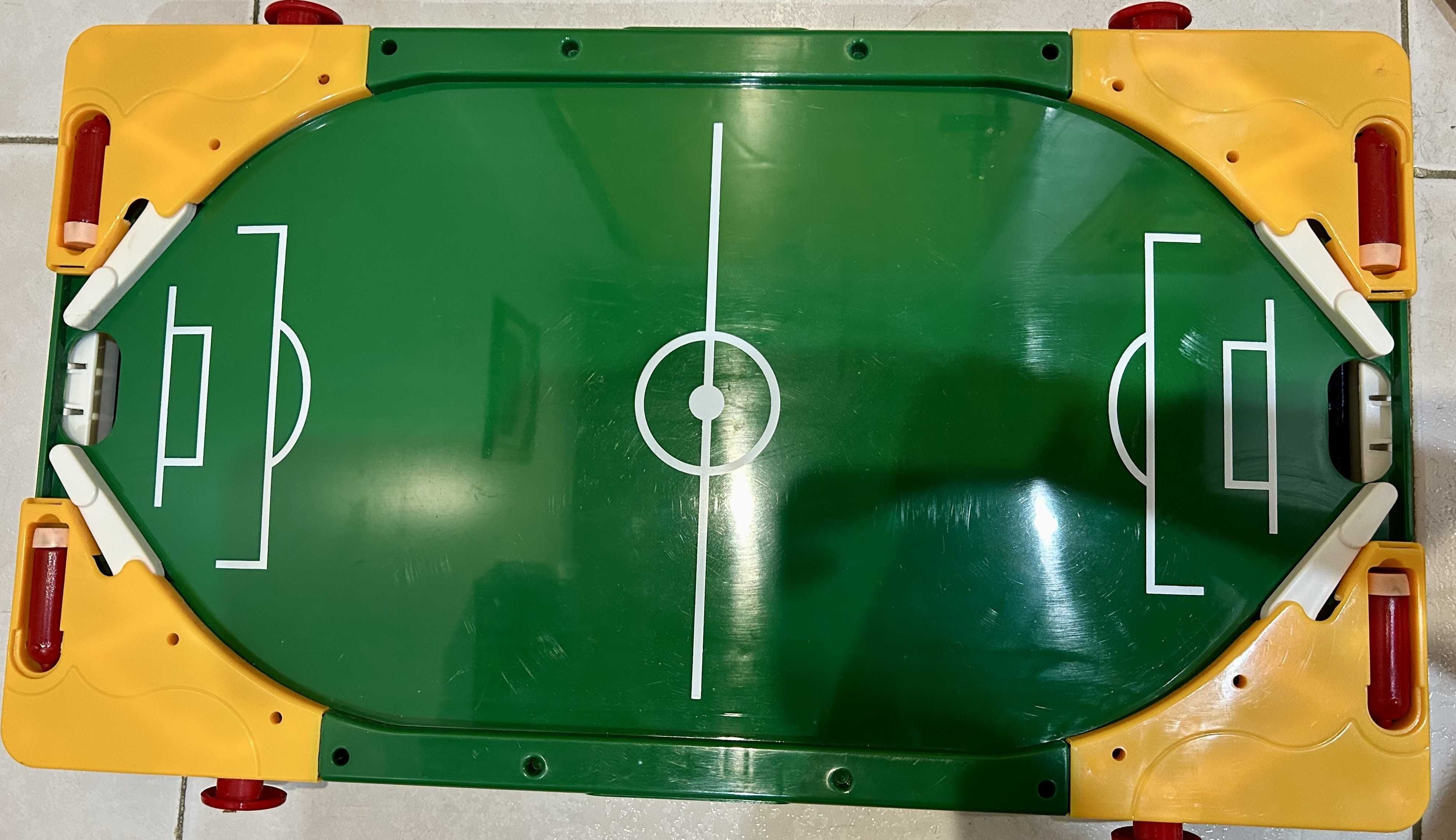 Cinco jogos em um. Snooker, Futebol, basquetebol, hóquei e pool.