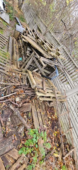 Drewno po budowie palety , deski , opal