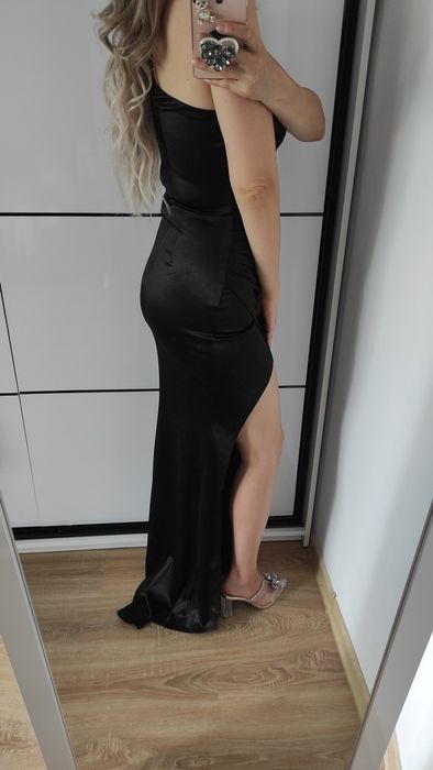 Maxi sukienka na jedno ramię w kolorze czarnym