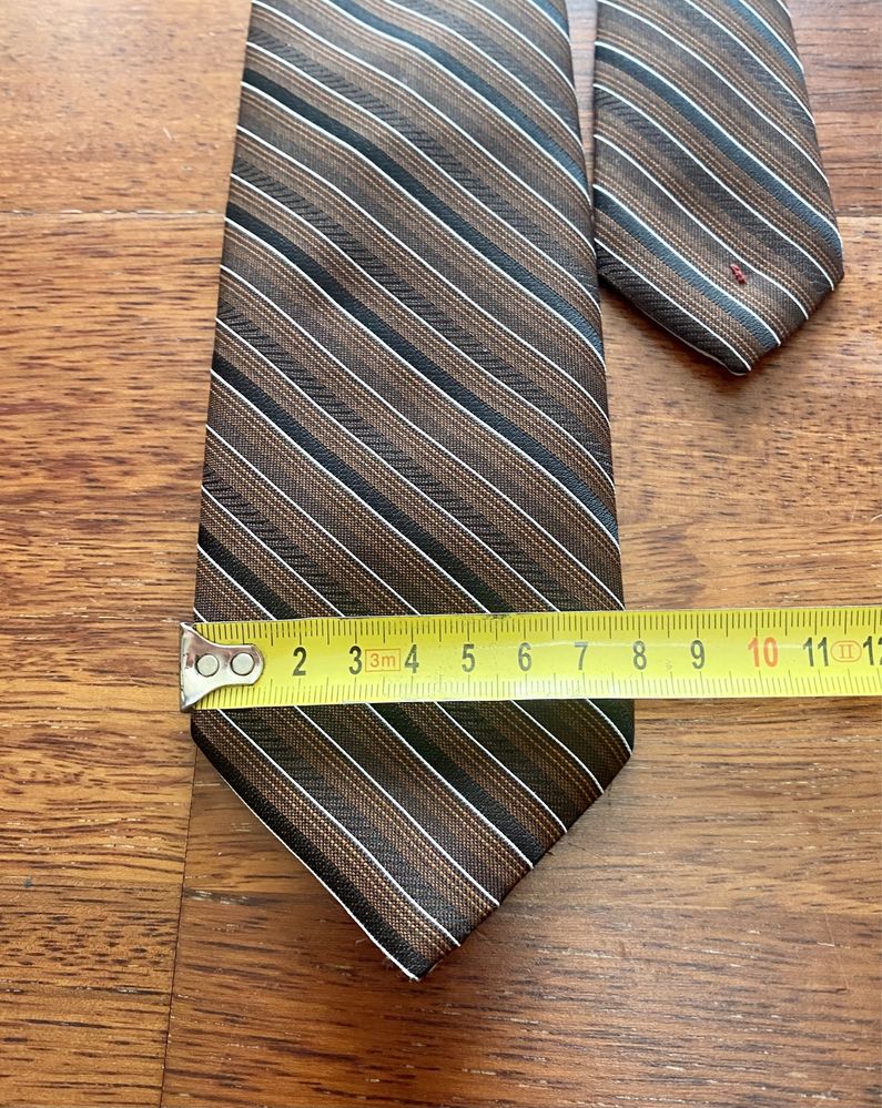 Krawat w brązie w prążki