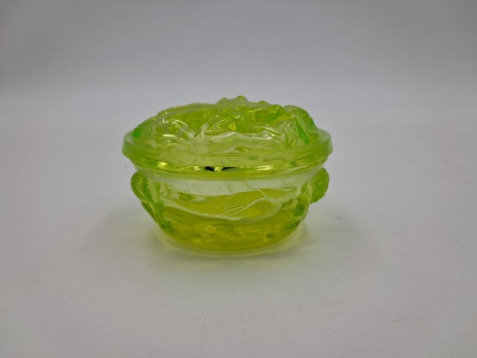 Piękne puzderko uranowe szkło inspirowane legendarnym Schlevogt