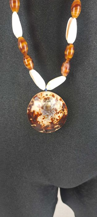 Naszyjniki , bursztyn , muszelki .