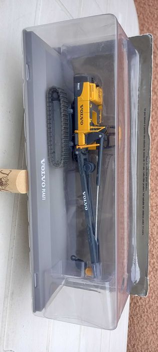 Komatsu,  Liebherr,  Volvo : 8 modelos escala 1/72.