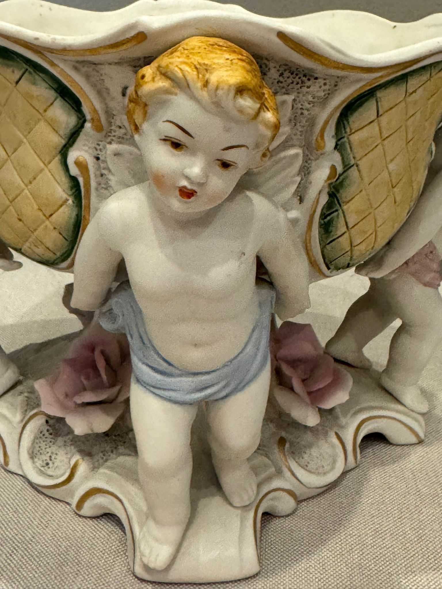 Misa (żardiniera) trzymana przez Putto, porcelana ręcznie malowana.