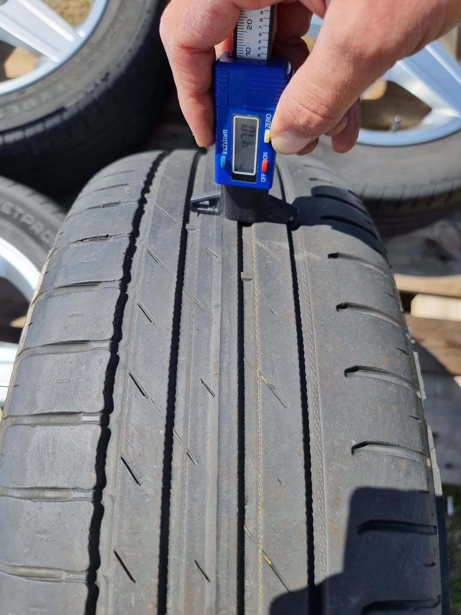4x Felgi aluminiowe Volvo 5x108 z oponami letnimi 205 55r16 Nokian