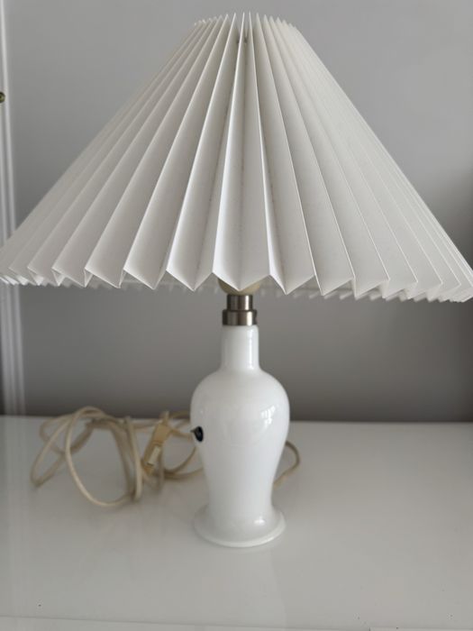 Mała lampka stołowa Royal Copenhagen białe szkło