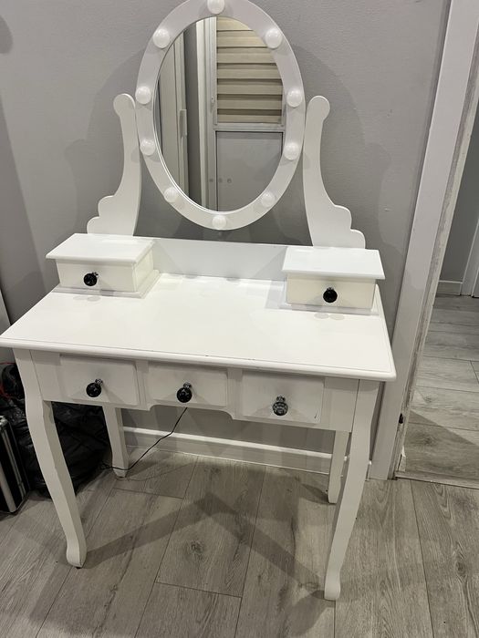 Toaletka z trzema kolorami i regulacją jasności