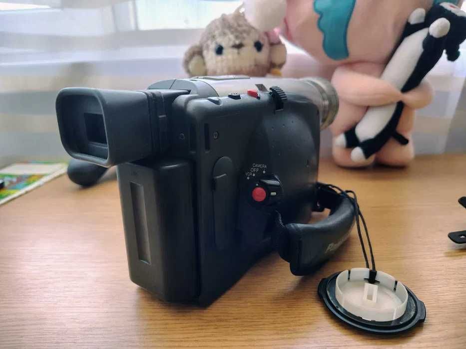 Ретро-відеокамера Panasonic RZ9 [VHS-C]