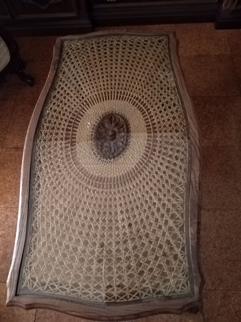 Mesa de Sala em Madeira de Nogueira com Palhinha