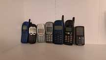 55-E zestaw starych telefonów.