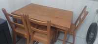 Mesa com 4 cadeiras de madeira do ikea
