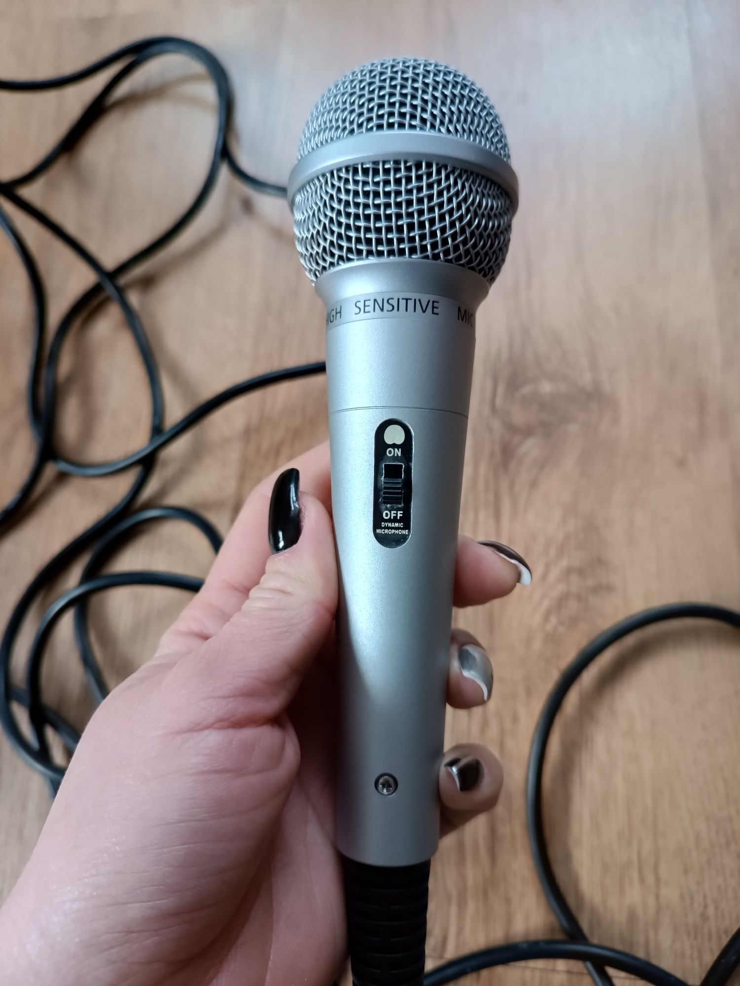 Мікрофон з кабелем у чудовому стані