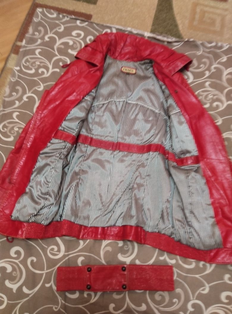 Куртка кожаная красная б/у. Продам размер S.