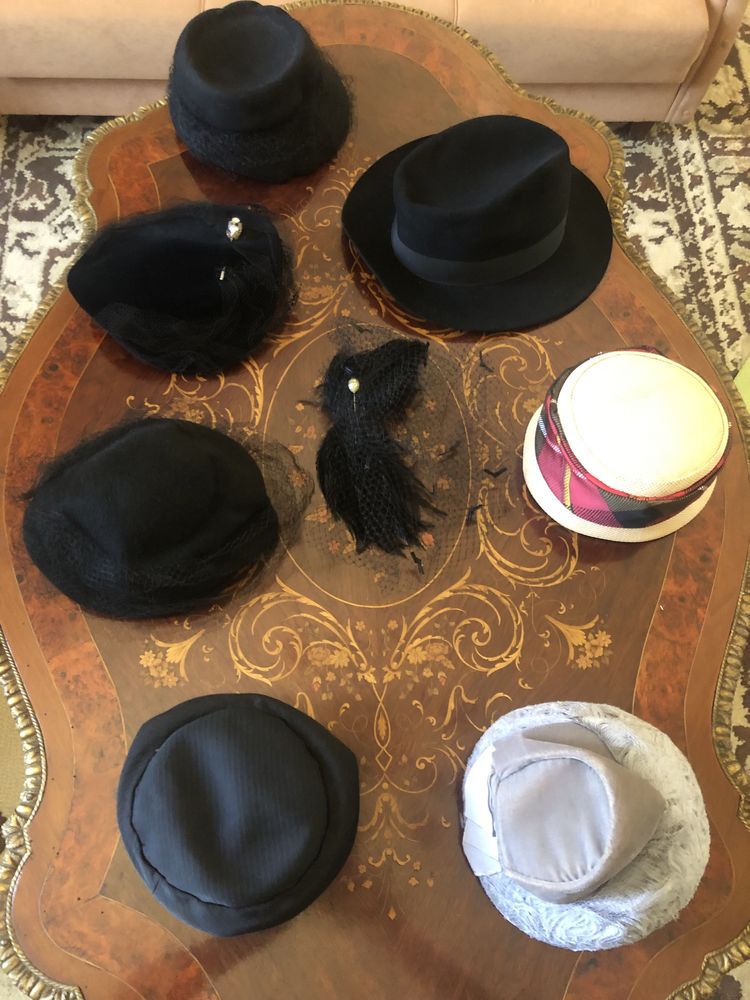 Conjunto de chapeus de senhora e um de homem muito antigos