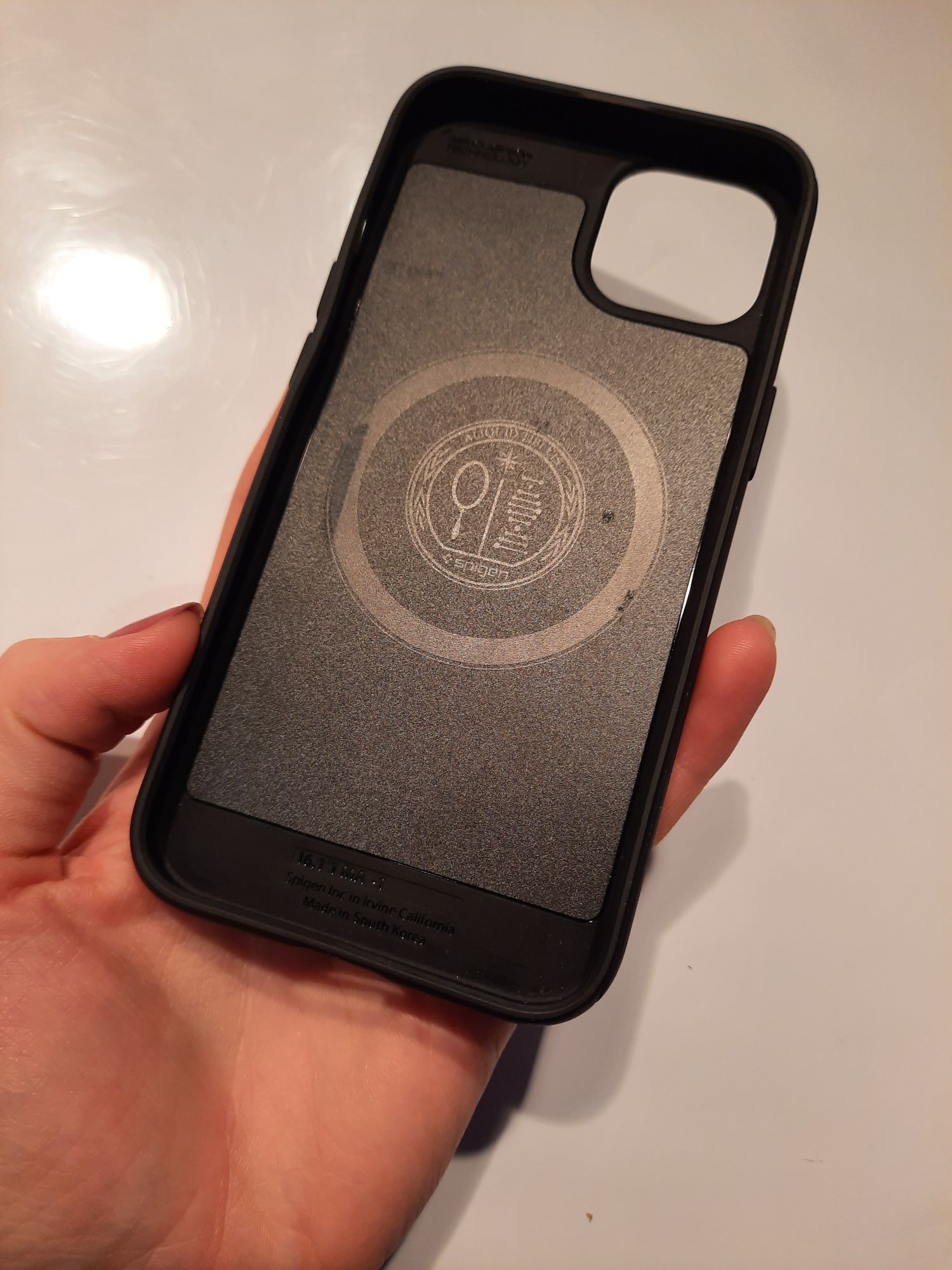 Etui na IPhone 15 / 13  / 14 Spigen Mag Armor bez oryginalnego pudełka