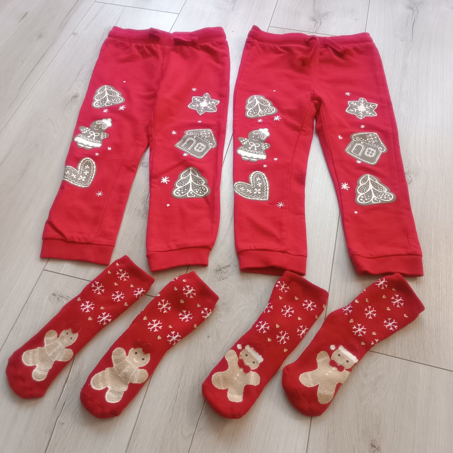 Spodnie świąteczne + skarpetki dla bliźniaczek 98 cm czerwone Święta