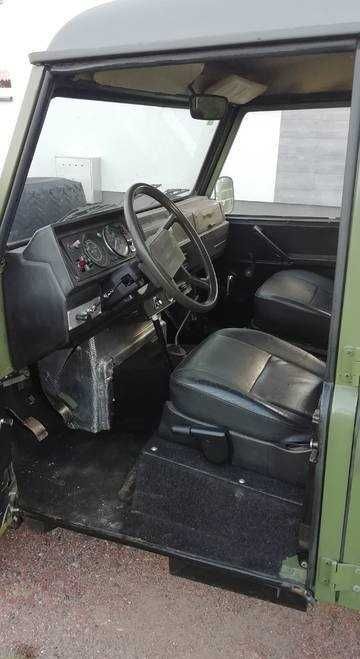Land Rover Santana 109 Defender
