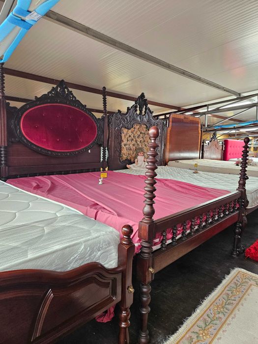 Cama antiga com cabeceira em veludo com estrado e colchão - Mu