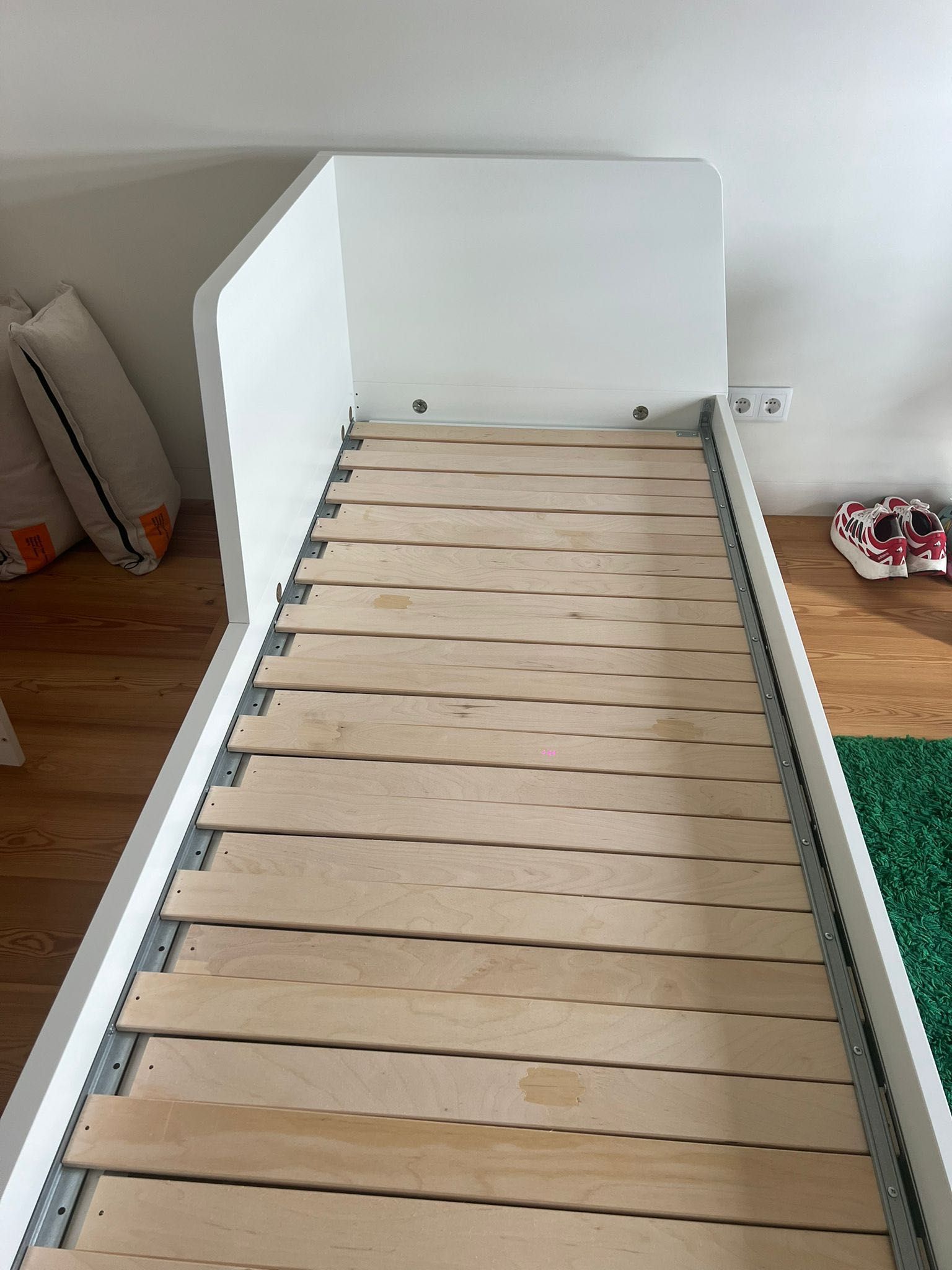 Cama de solteiro IKEA FLEKKE 80x200 com dois colchões incluídos