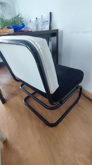 Sofa individual preto e branco