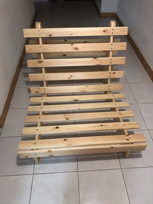 Estrutura em madeira com futon