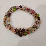 Pulseira com vários tamanhos de pedras, multicoloridas