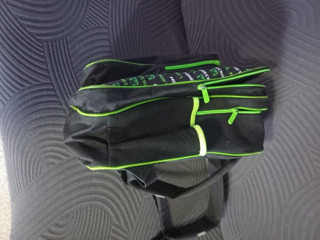 Mochila  escolar  com marcas de uso