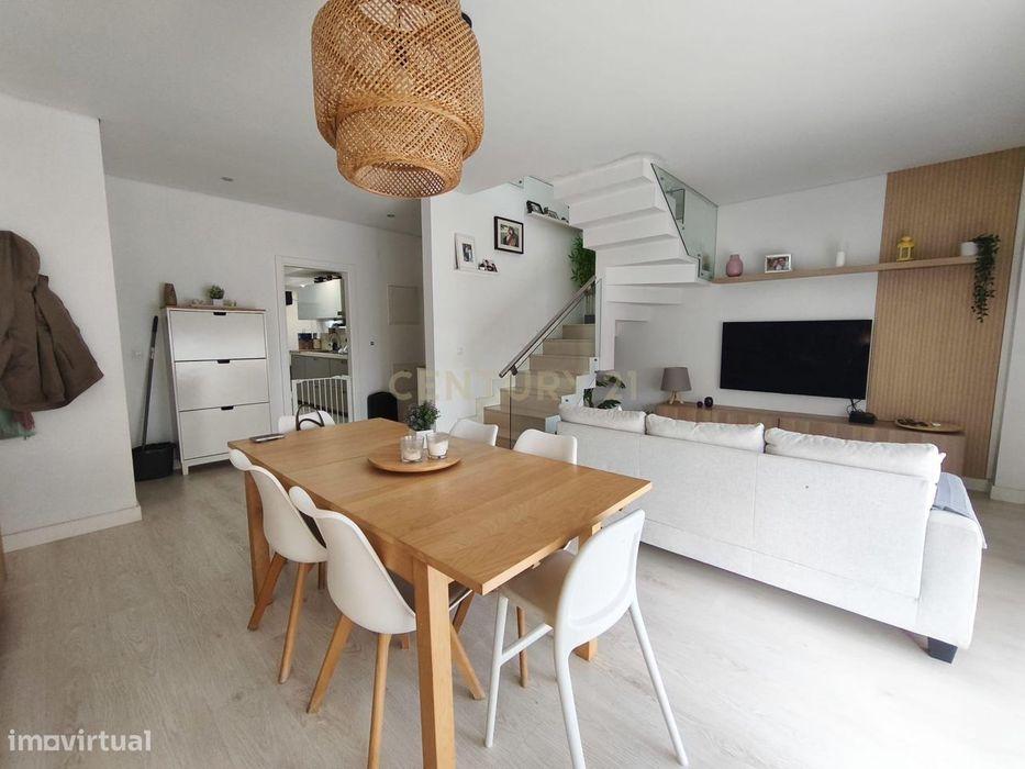 Apartamento Duplex T3+1, Garagem e 2 Terraços!