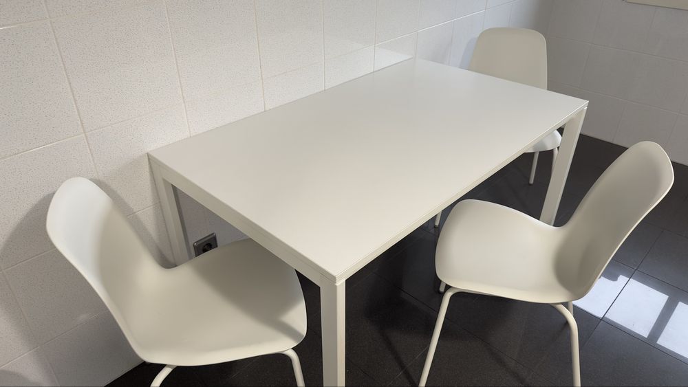 Mesa de cozinha / sala e 3 cadeiras Ikea