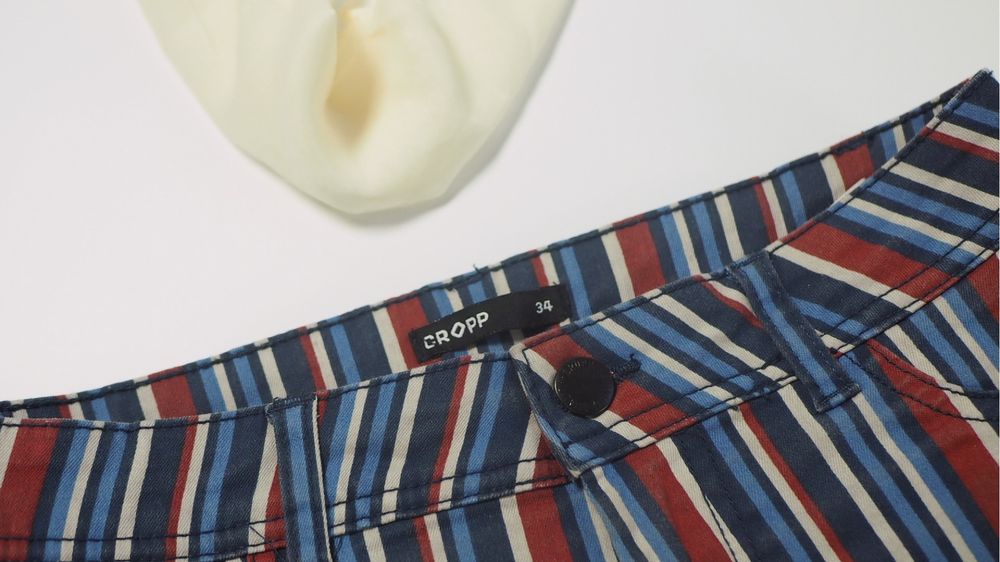 Jeansowe spodnie cropp w paski kolorowe z wysokim stanem Rozmiar 34 xs