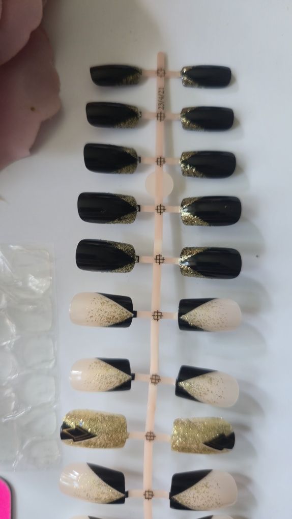 Zestaw Sztucznych Paznokci Czarno Złoty Manicure