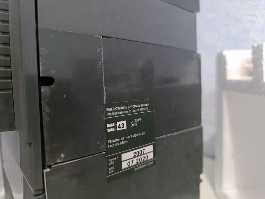 Автоматический выключатель IEK ВА88-43 3Р 1000А 50кА рубильник