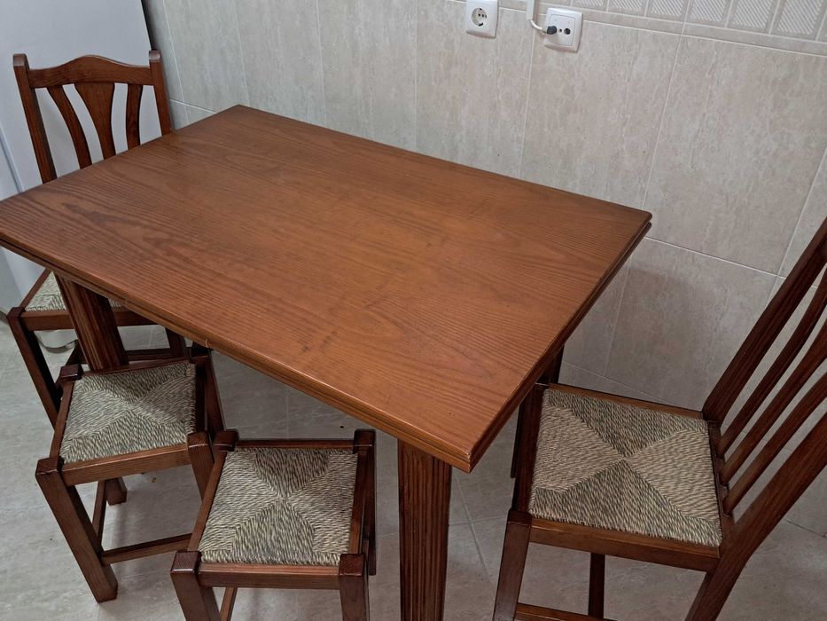 Mesa de madeira extensivel  com 2 bancos e 2 cadeiras
