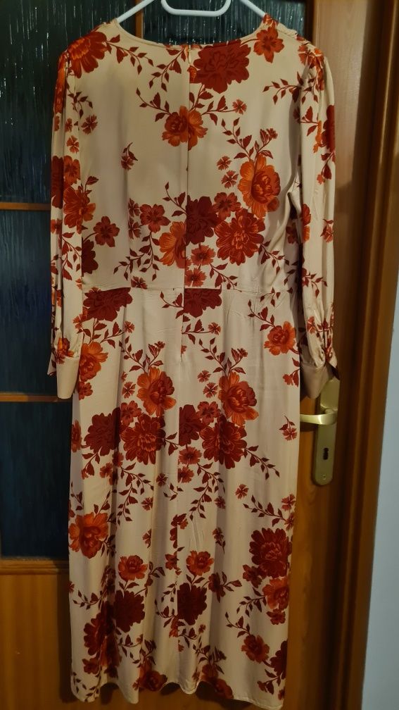 Elegancka sukienka w czerwone kwiaty, z paskiem. Rozmiar 40. Makalu