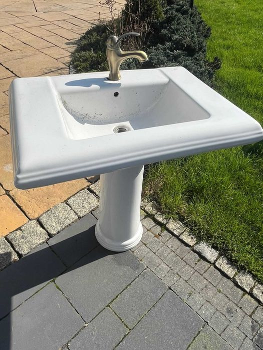 Umywalka Roca na nodze