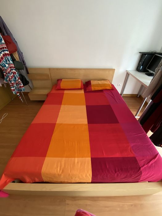 Cama de casal c/ cabeceira e mesa