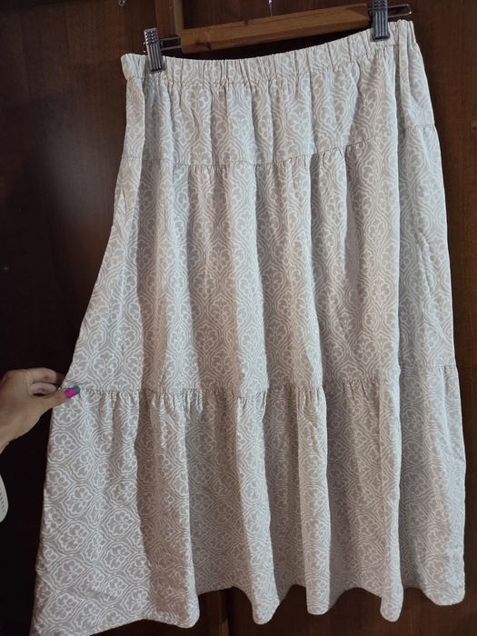 Włoska długa spódnica rozkloszowana beżowo-biała na gumie, rozmiar uni