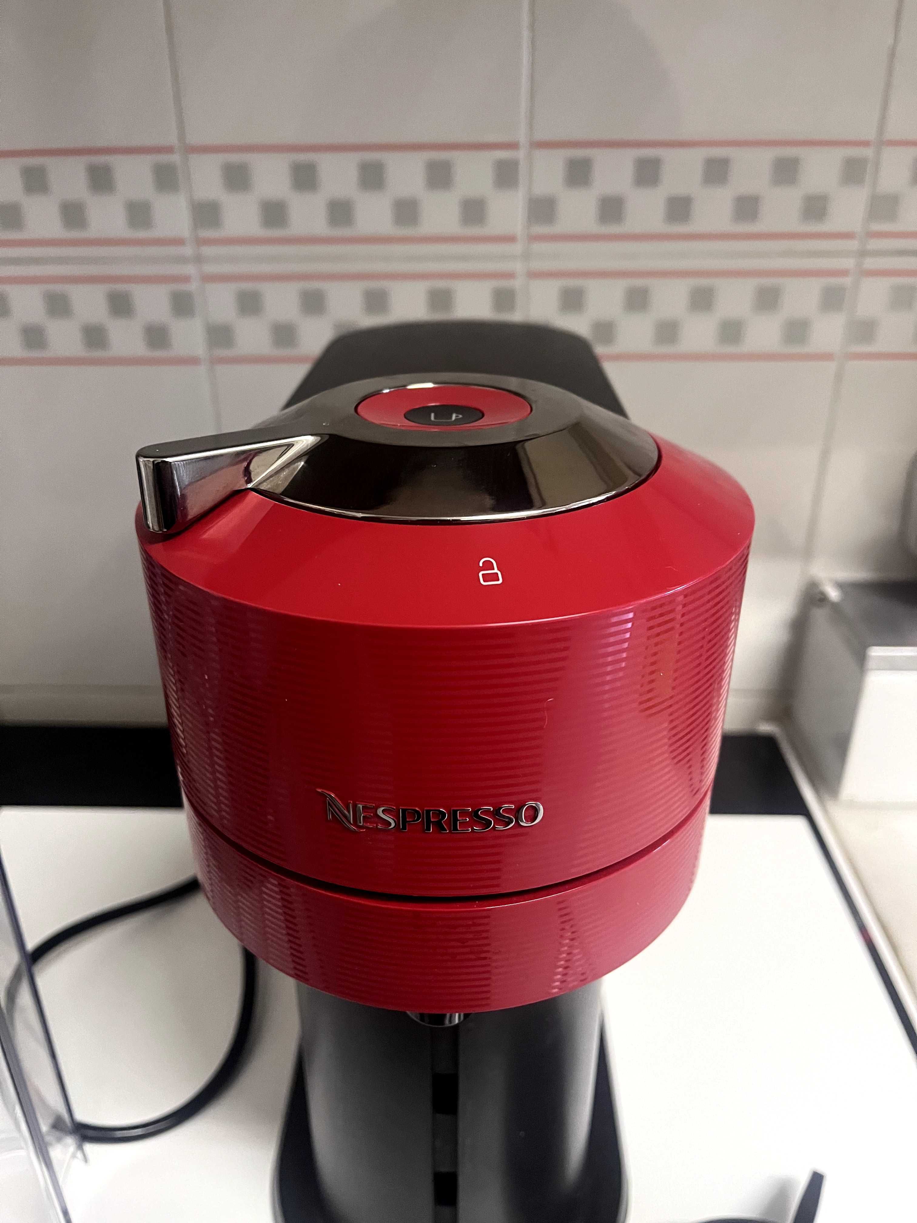 Máquina de café Vertuo Next C Nespresso usada em muito bom estado.