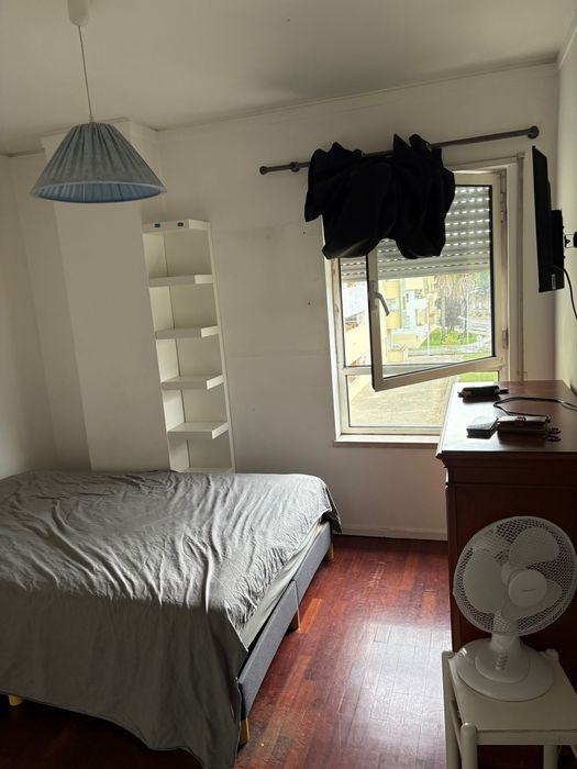 Alugo um quarto em Carnide próximo do Colombo