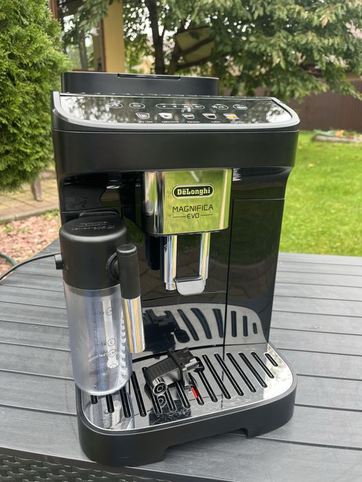 Кавомашина Delonghi Magnifica EVO привезена вз Швейцаріі гарантія
