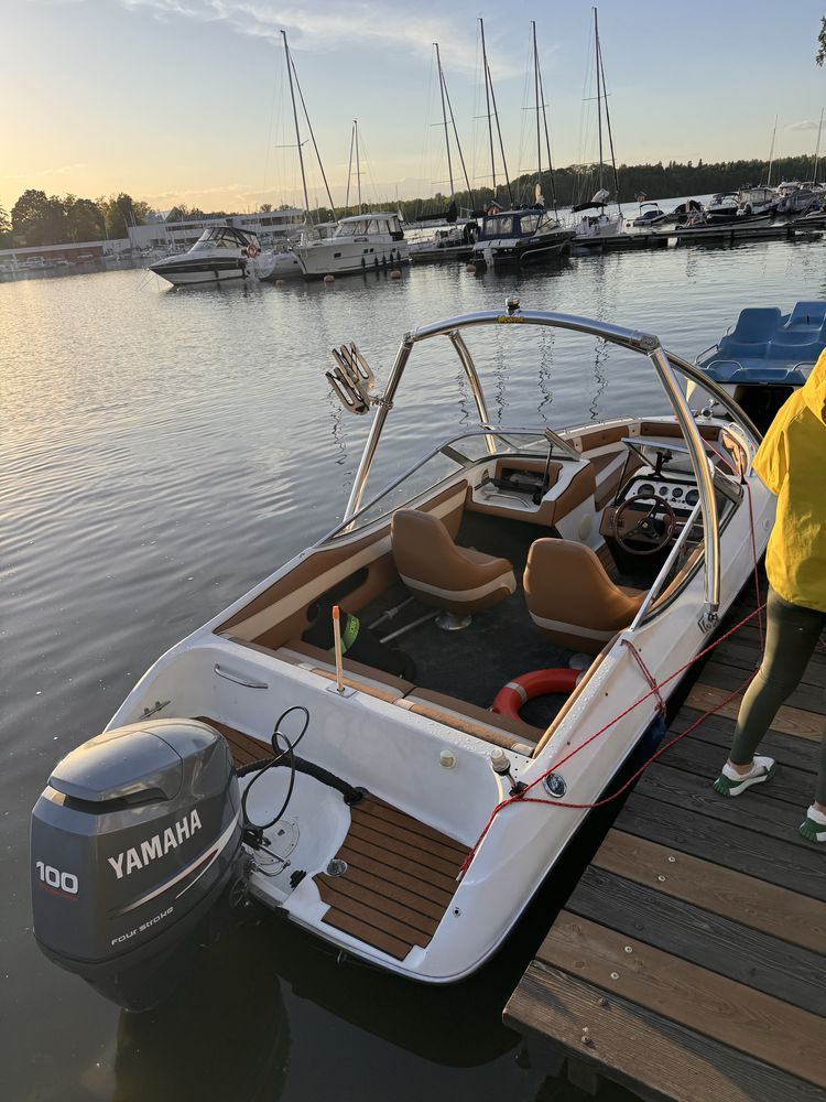 Motorówka Yacht motorowy Rinker Captiva zaburtowy Yamaha 100