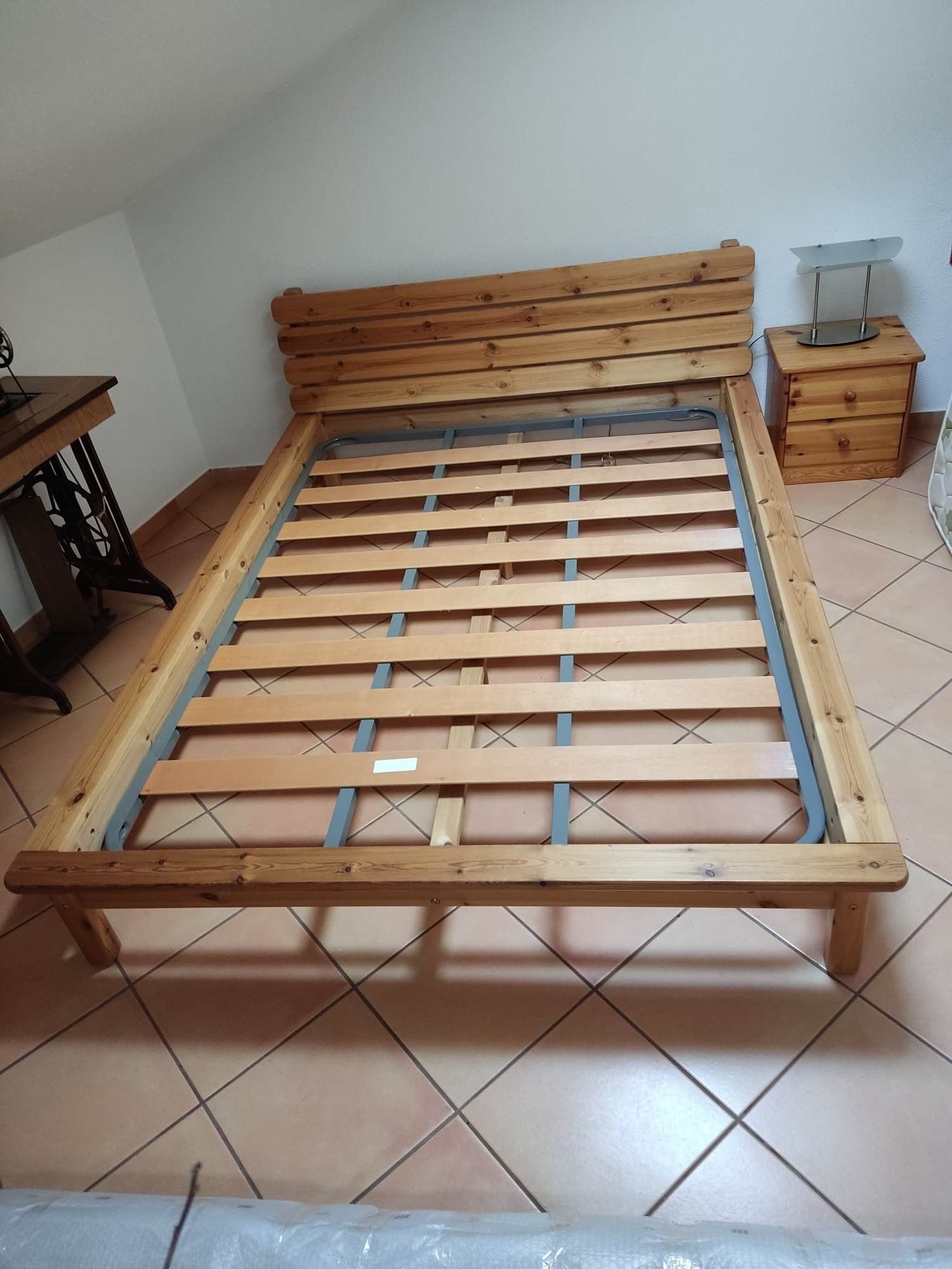 Cama de Pinho de Maciço + Mesa De Cabeceira Pinho Maciço + Estrado + C