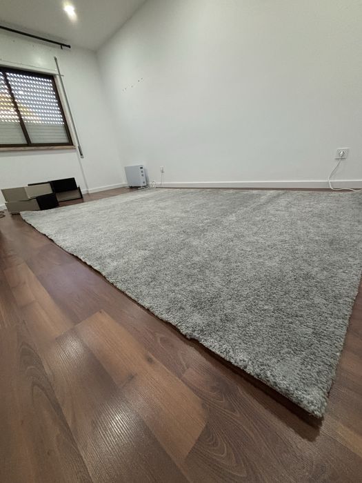 Tapete pelo curto cinzento