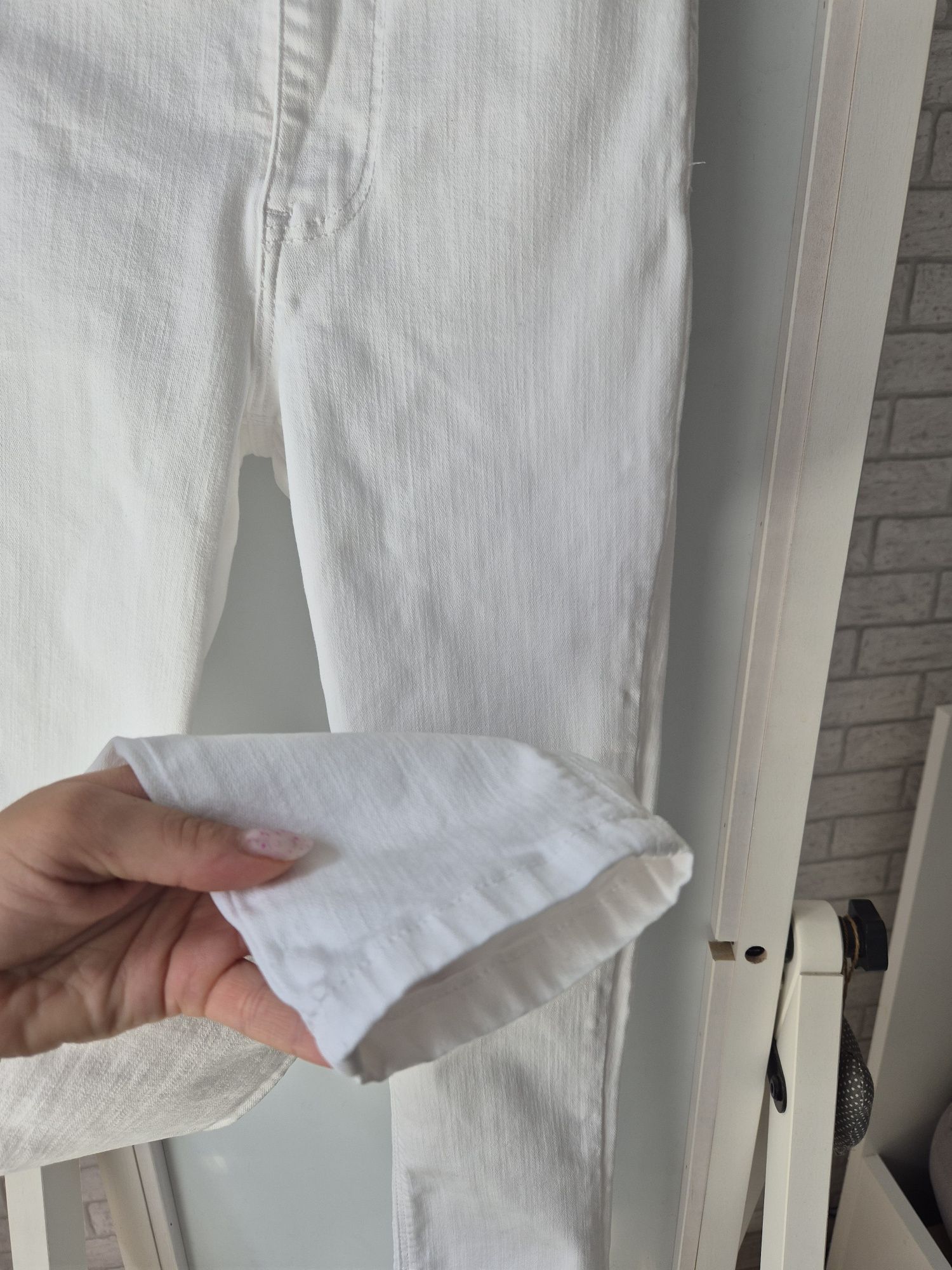 Białe bawełniane spodnie rurki Zara w rozmiarze 32 XXS