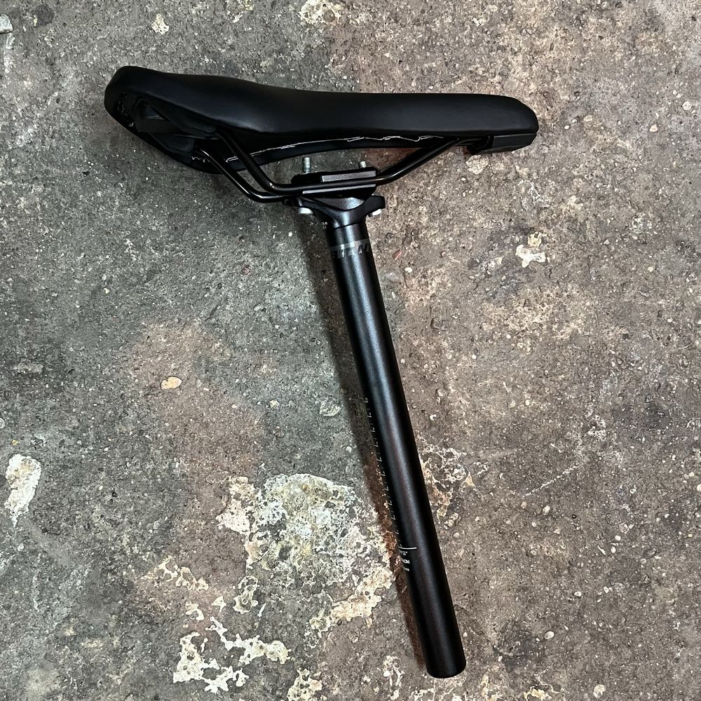 Siodło rowerowe Btwin 60° MD + sztyca Decathlon 27,2 mm
