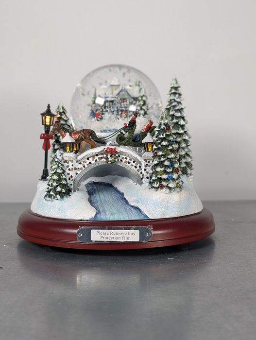 Świąteczna kula śnieżna śniegowa z pozytywką bożonarodzeniowa Kinkade