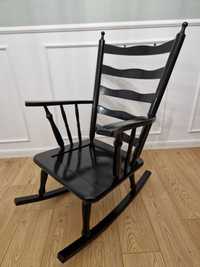Fotel drewniany bujany czarny stylowy bujak