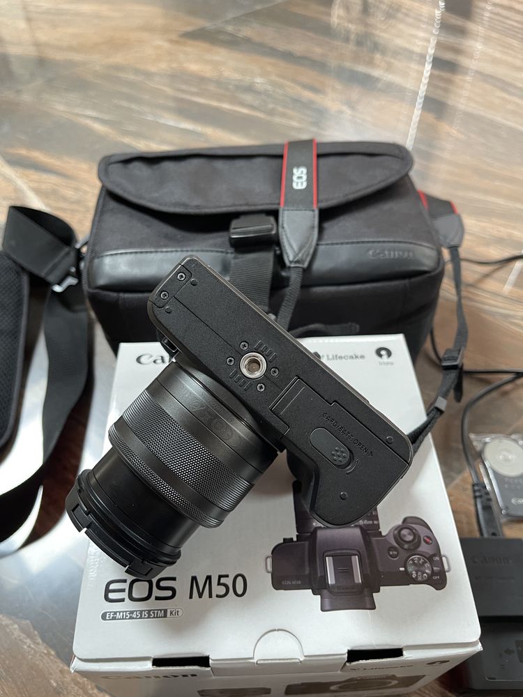Aparat fotograficzny Canon EOS M50 korpus + obiektyw czarny + karty
